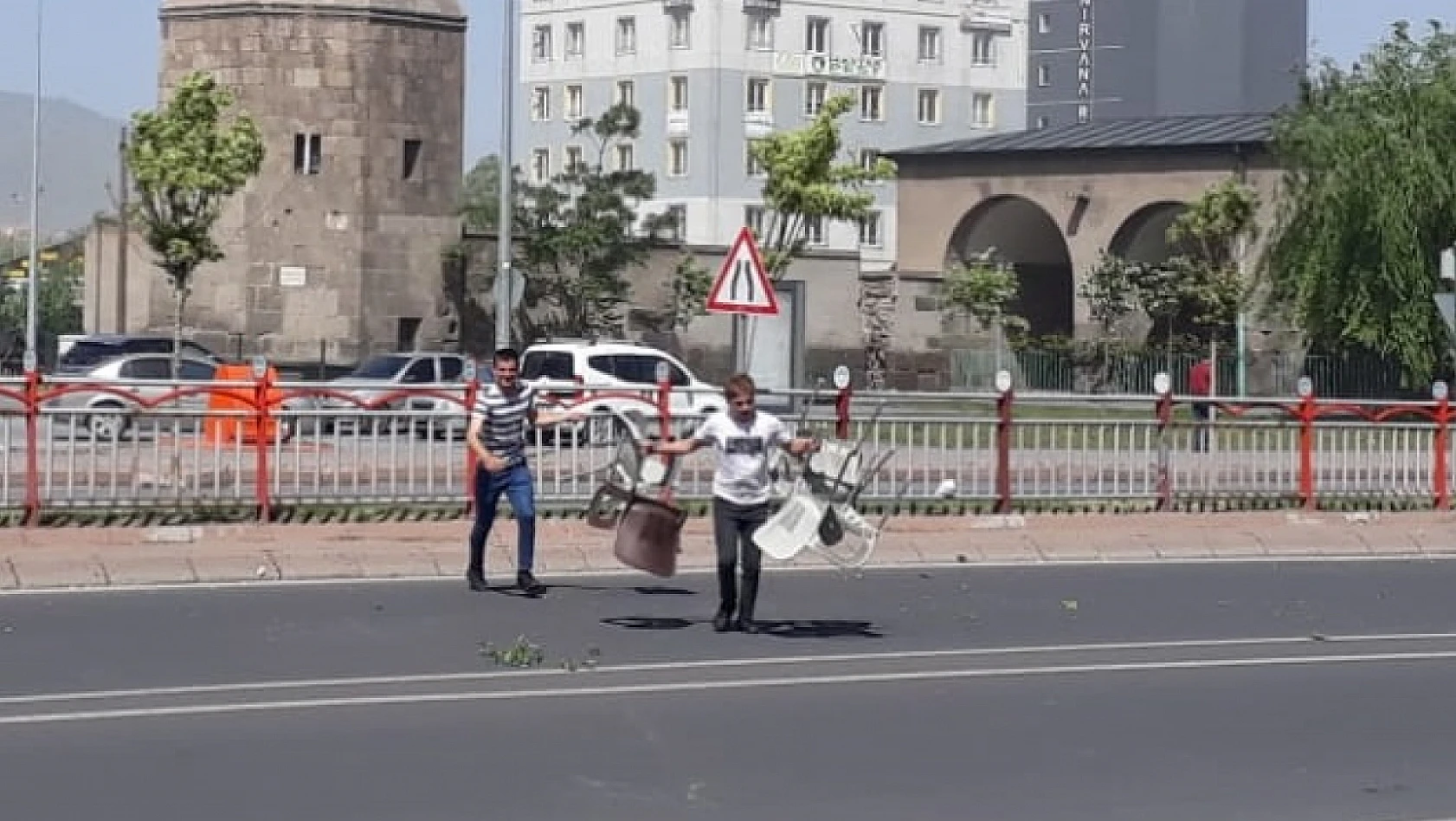 Kayseri De Korku Dolu Anlar Sandalyeler Yola Savruldu