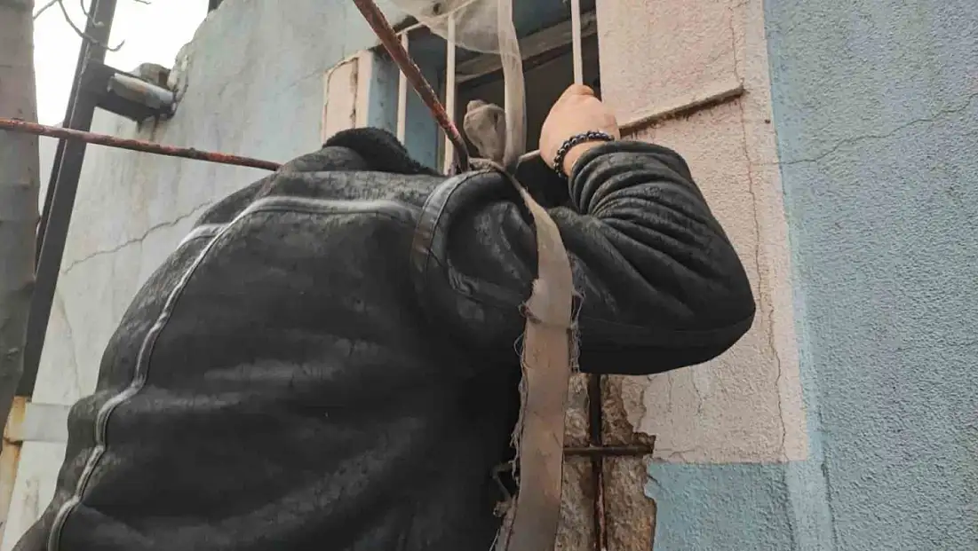 Adana’da pes dedirten hırsızlık! Küçük pencereden girip 6 iphone çaldı