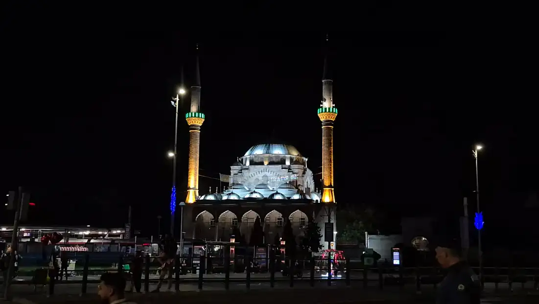 15 Temmuz şehitleri için camilerde sela okundu