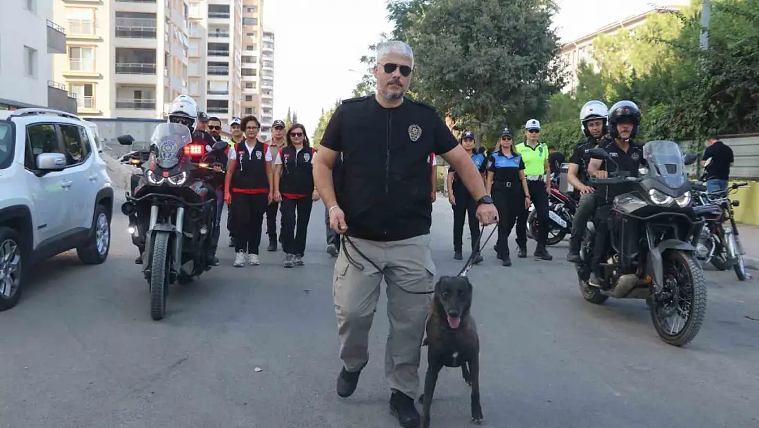 Okulların ilk gününde polis ekiplerinden güvenlik uygulaması