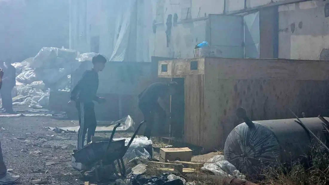 Kayseri'de atık madde yangınında güvercinleri korudular