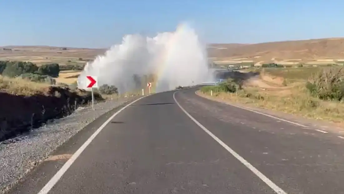 Bünyan’da su borusu patladı, metrelerce su yükseldi
