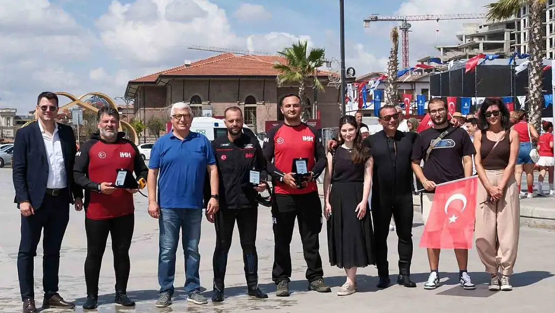 Denizde 660 metrekarelik Türk bayrağı açıldı
