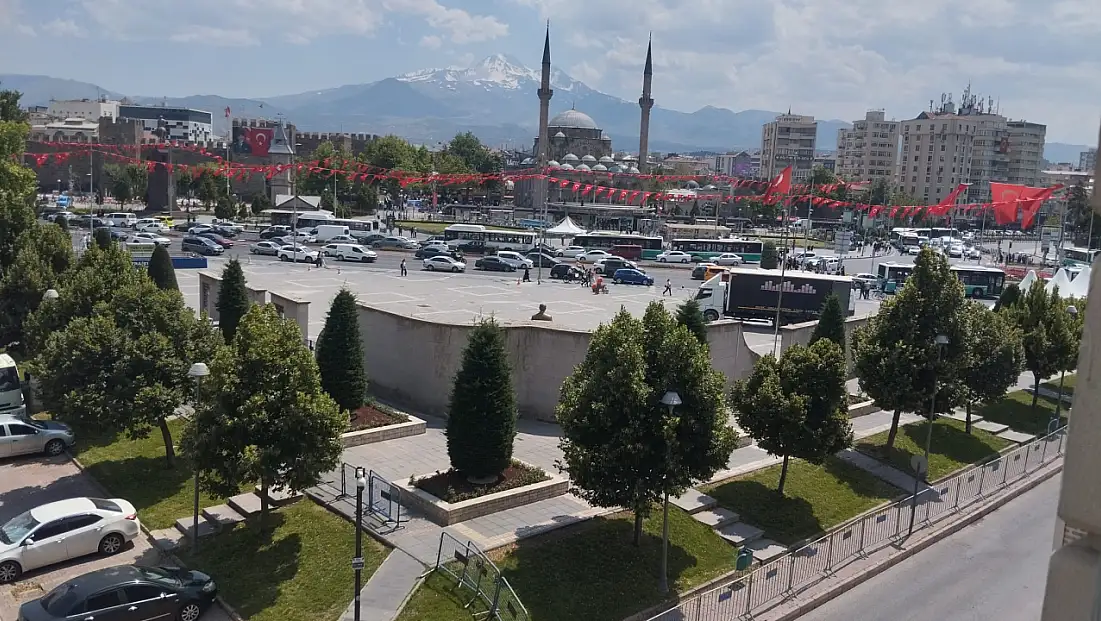 Cumhuriyet Meydanı 15 Temmuz'a hazırlanıyor