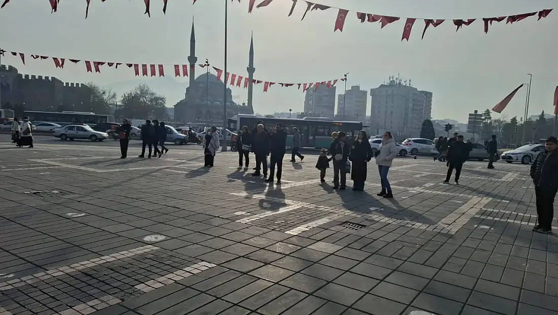 Cumhuriyet Meydanı’nda neler oluyor? Sesler bir anda yükseldi, meydan renklendi!