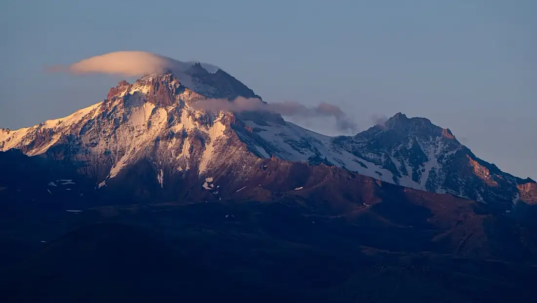 Erciyes’in zirvesinde kar sürprizi: Beyaz örtüye büründü!