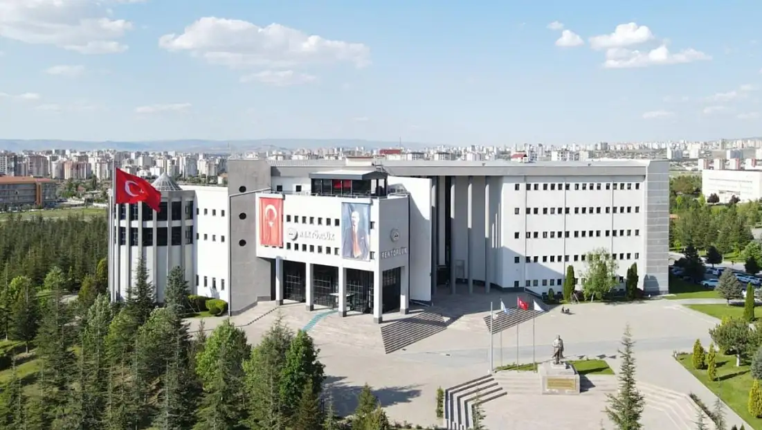 Erciyes Üniversitesi’nde 10 başarı peş peşe sıralandı!