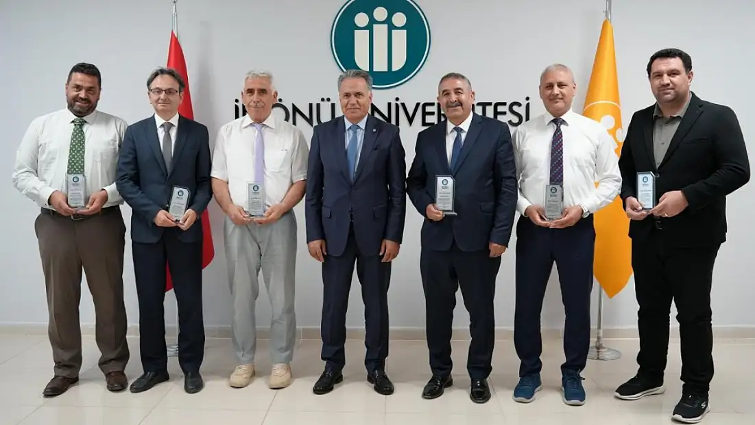 İnönü Üniversitesi'nde akademisyenlere plaket takdimi