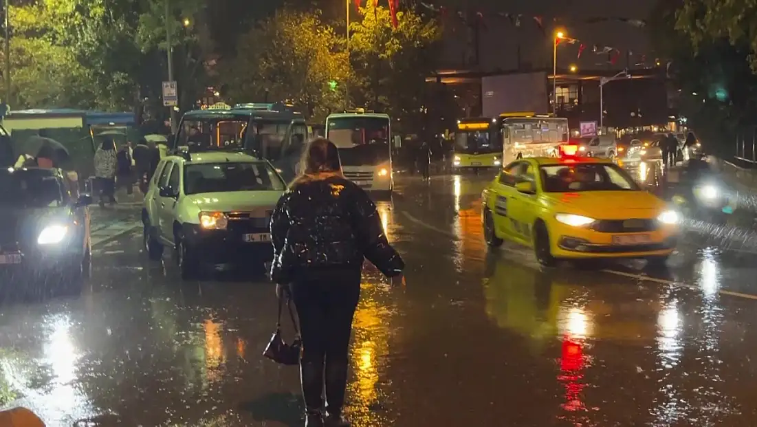 İstanbul'da sağanak hayatı felç etti! Yollar nehre döndü
