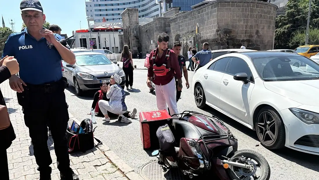Kayseri Cumhuriyet Meydanı'nda trafik kazası: 1 Yaralı