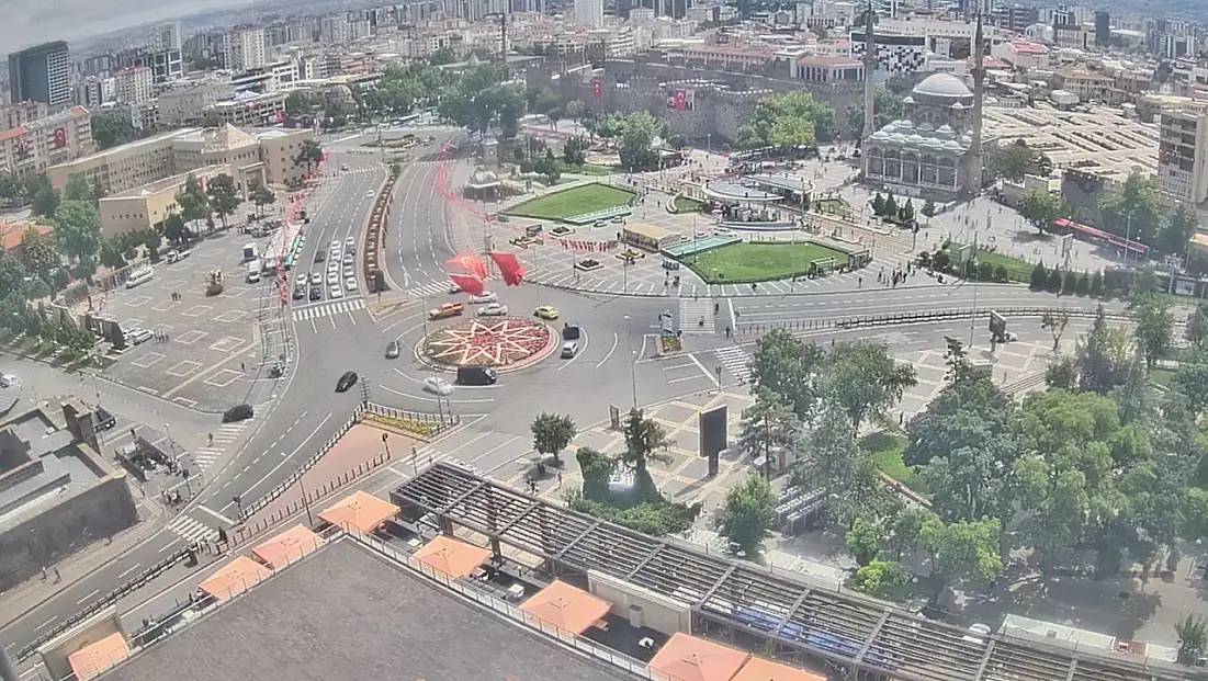 Kayseri Cumhuriyet Meydanı yeniden trafiğe açıldı!