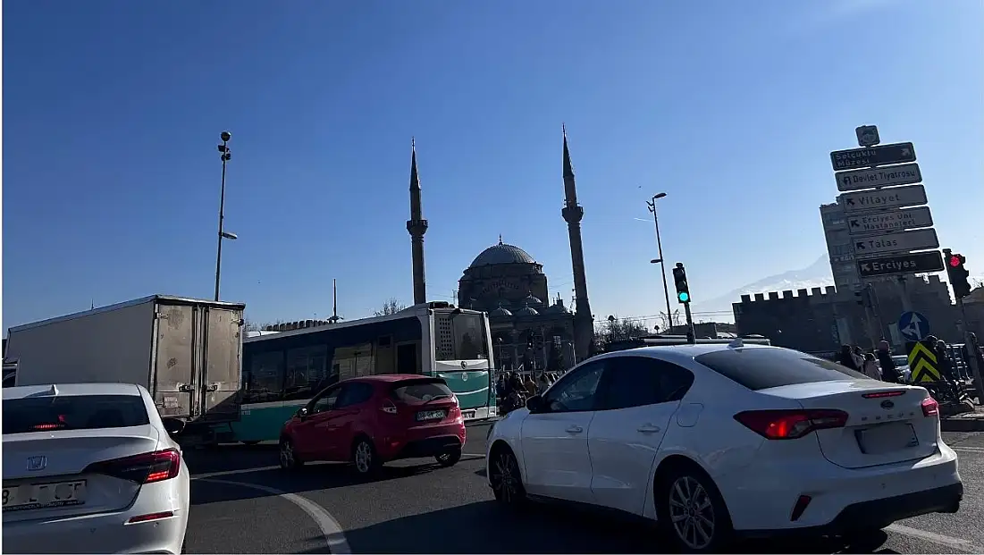Kayseri’de hasarlı sürücüye ağır fatura! Trafik sigortasında tavan fiyatlara zam geldi
