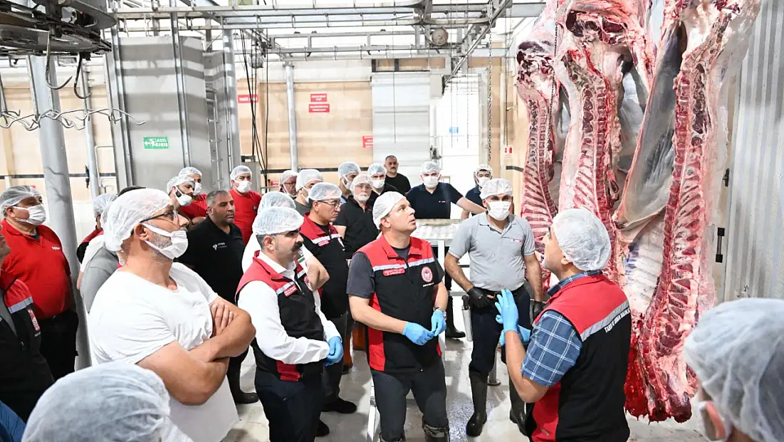Kayseri'de İl Müdürü Saklav kesimhaneye girdi: Uygulamalı eğitime katıldı!