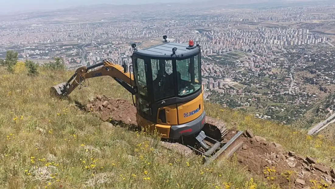Kayseri'de iş makineleri Ali Dağı'nın yamaçlarına çıktı