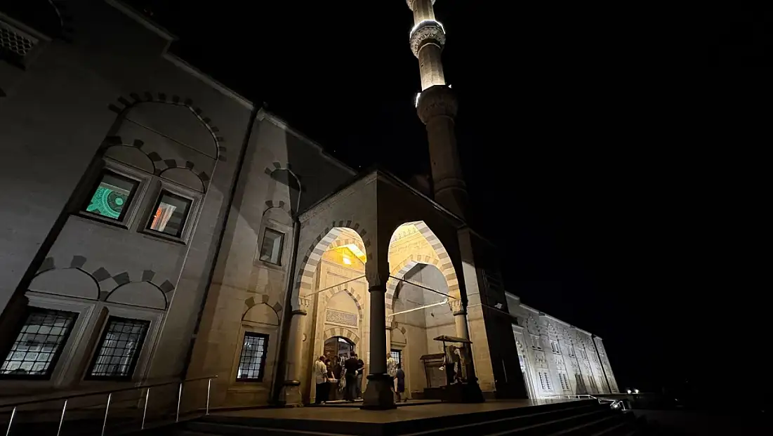 Kayseri’de kandil gecesi camiler doldu taştı!