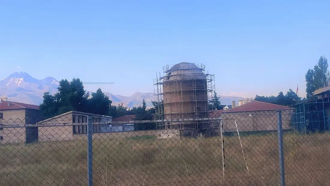 Kayseri’de lise bahçesindeki tarihi yapı için restorasyon çalışmaları başlatıldı!