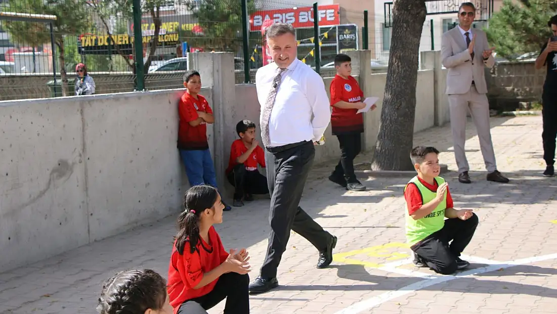 Kayseri’de okul bahçesinde nostalji! İl Milli Eğitim Müdürü Esen çocuklarla oyun oynadı