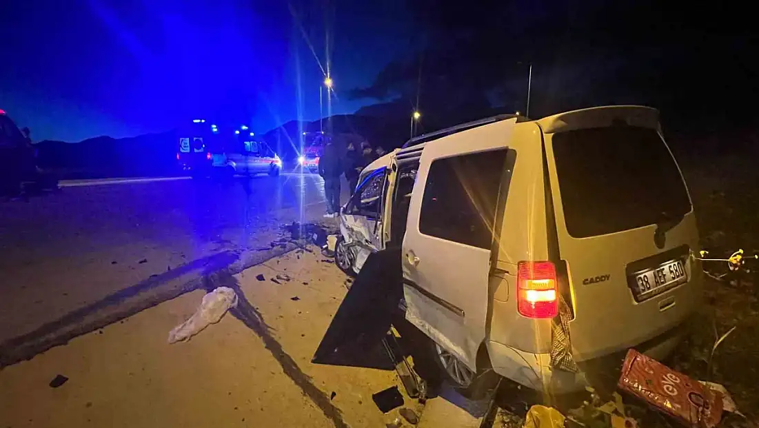 Kayseri'de otomobille hafif ticari araç çarpıştı!