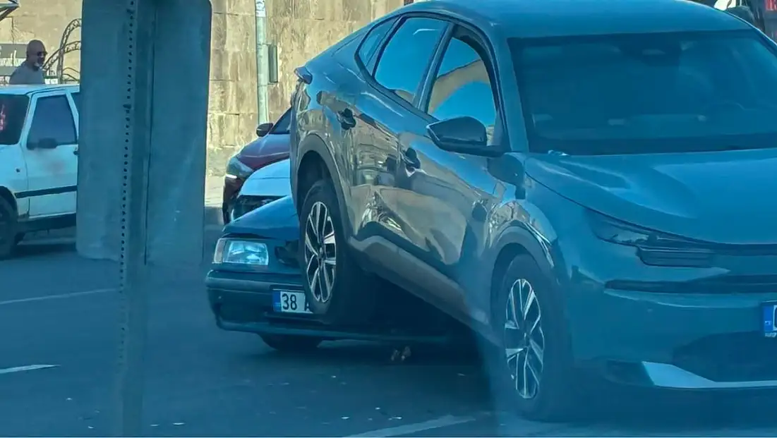 Kayseri'nin en işlek caddesinde kaza! Bir otomobil diğerinin üzerine çıktı
