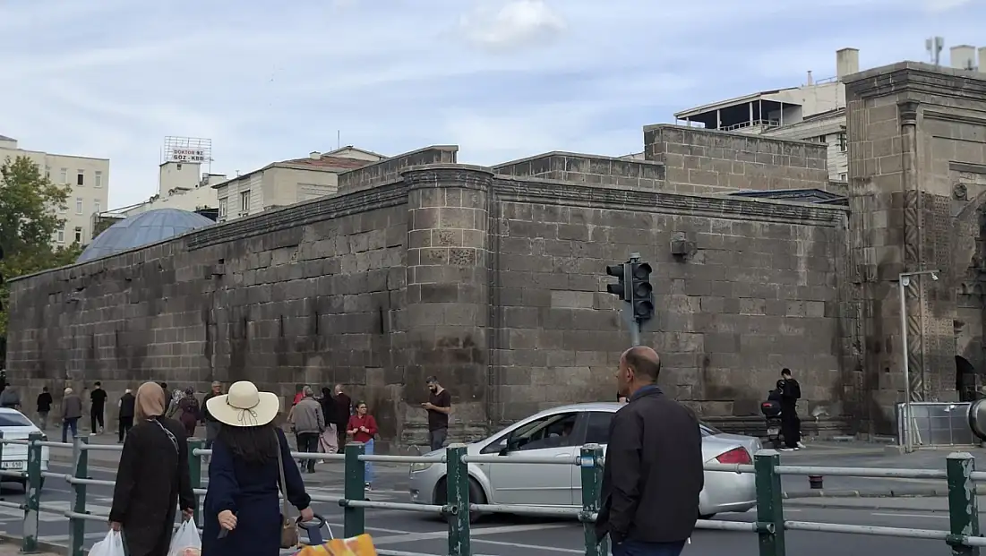 Kayseri’nin kalbinde korkutan manzara! Bir anlık hata faciaya dönüşebilir
