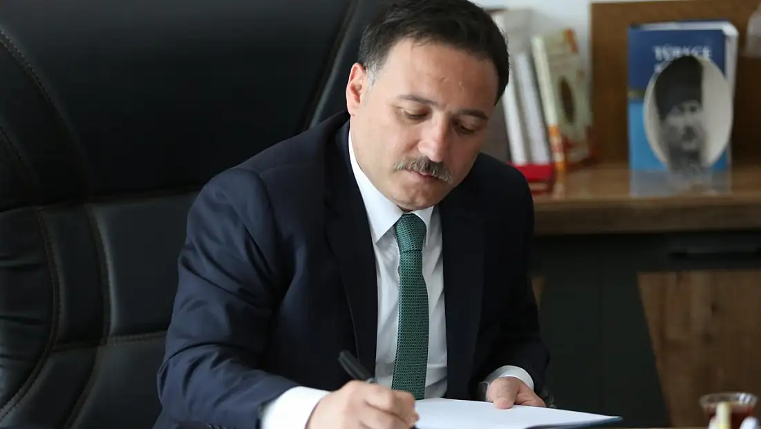 Kayseri Valisi Çiçek'ten 15 Temmuz mesajı: ' Altın harflerle yazılan büyük bir destan...'