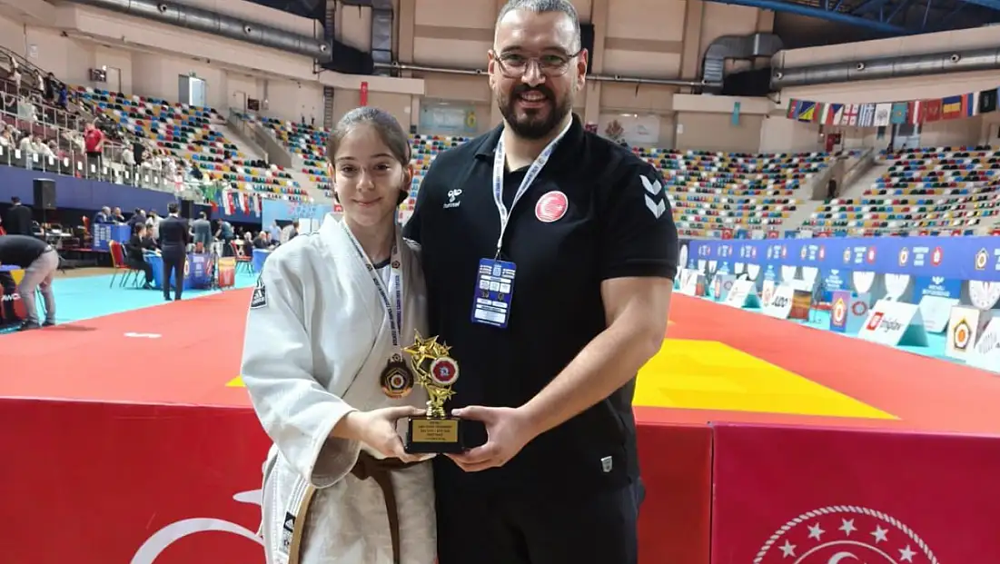 Kayseri'ye Altın Madalya gururu: Milli sporcu  Avrupa Kupası Şampiyonu oldu!