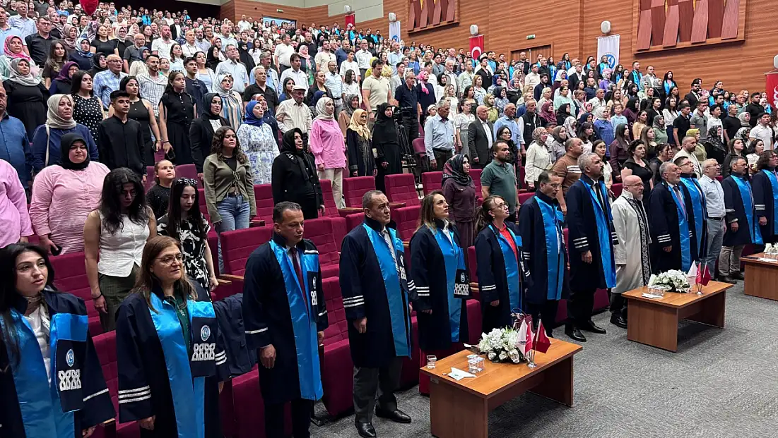 (KAYÜ) Uygulamalı Bilimler Fakültesinden yüzlerce öğrenci mezuniyet heyecanı yaşadı