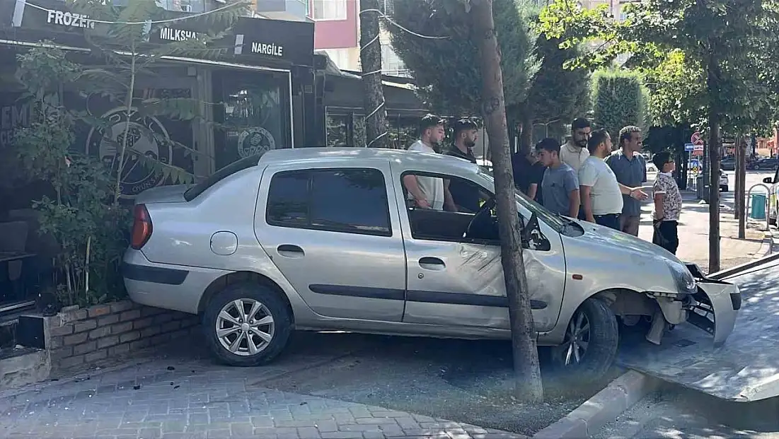 Otomobil kontrolden çıkıp iş yerine daldı