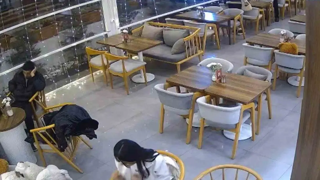 Talas'ta kontrolden çıkan otomobil kafeye girdi: Saniyelerle kurtuldular