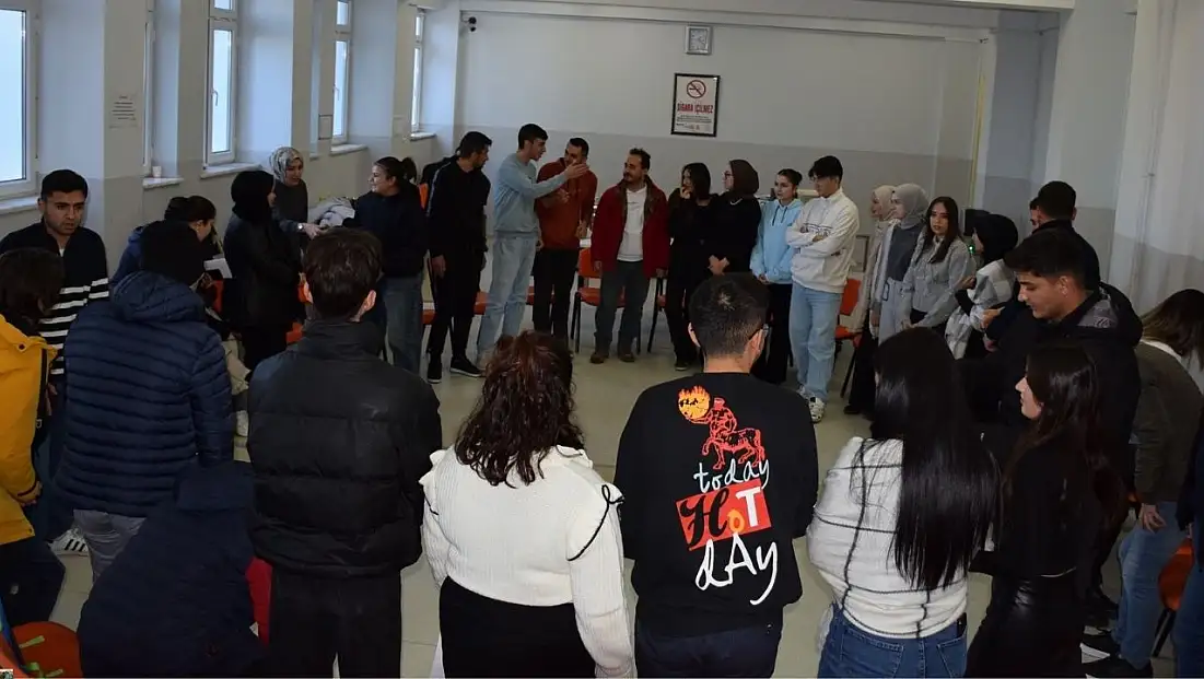 Konuşuyoruz ama anlaşamıyor muyuz? Tomarza MYO’da duvarlar yıkıldı!