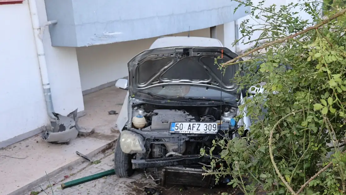 Nevşehir’de feci kaza: Otomobil apartman bahçesine uçtu!