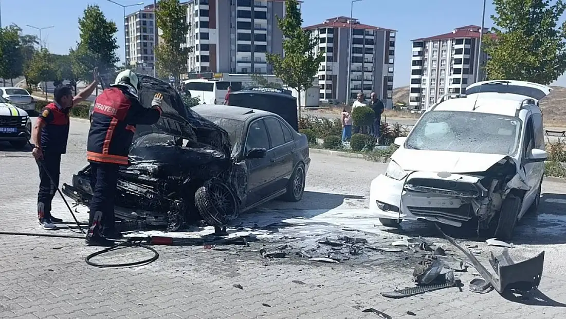 Otomobil ve hafif ticari araç çarpışt!
