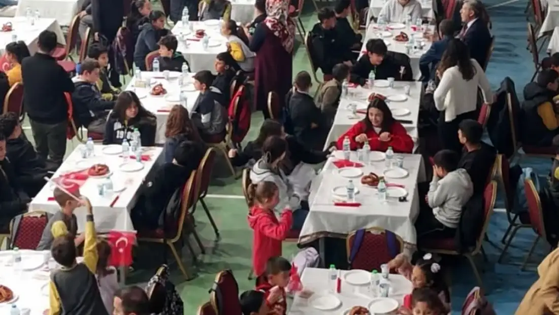 Özvatan’da unutulmaz program: Öğrenciler Cumhuriyet Sofrası'nda bir araya geldi!