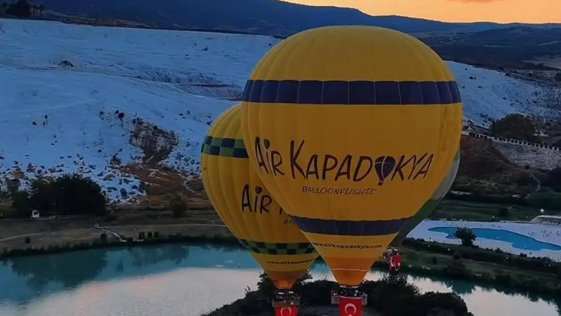 Pamukkale semalarında 30 Ağustos coşkusu! Gökyüzü Türk bayraklarıyla donatıldı