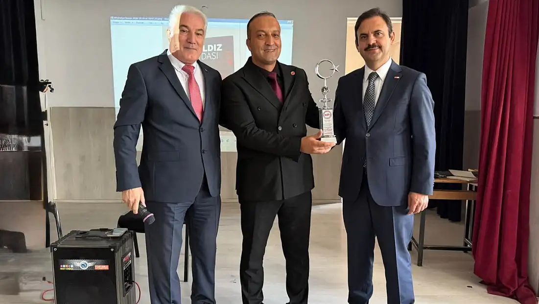 Şair Hacı Kısır, ‘Ay Yıldız Sevdası’ kitabını imzaladı