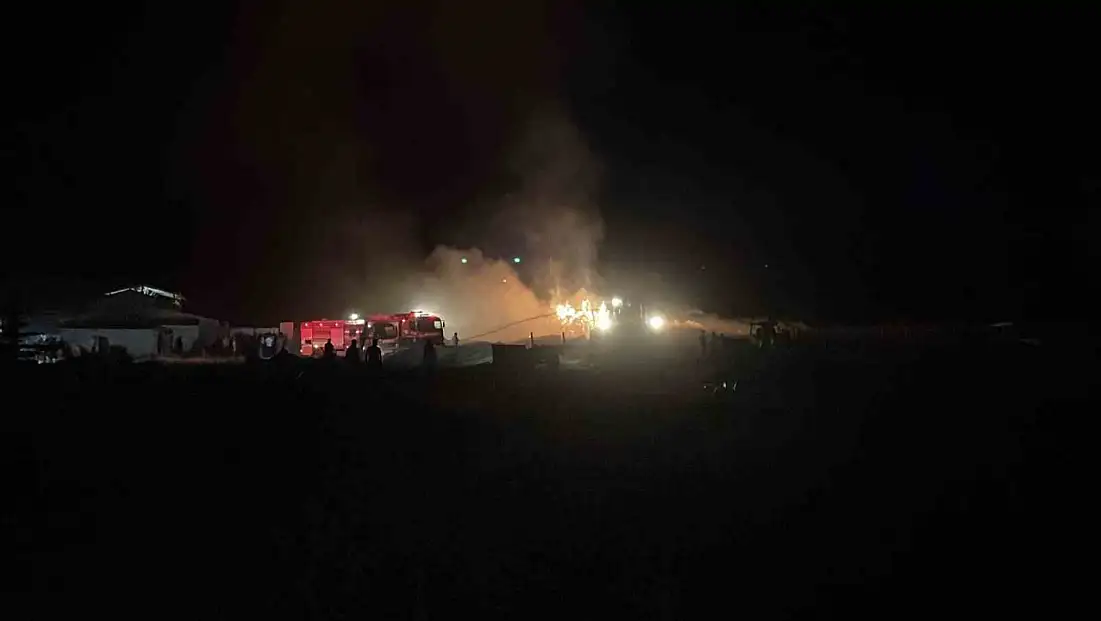 Sivas'ta bir samanlıkta yangın çıktı