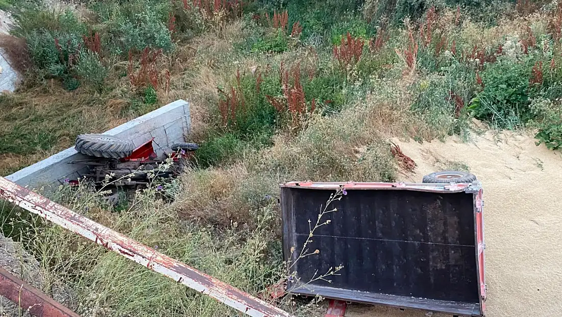 Sarıoğlan'da kaza: Arpa yüklü traktör köprüden düştü!