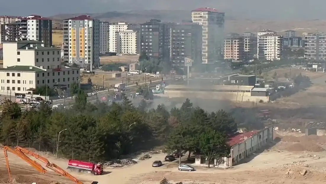 Sivas'ta akaryakıt istasyonu yanında yangın!