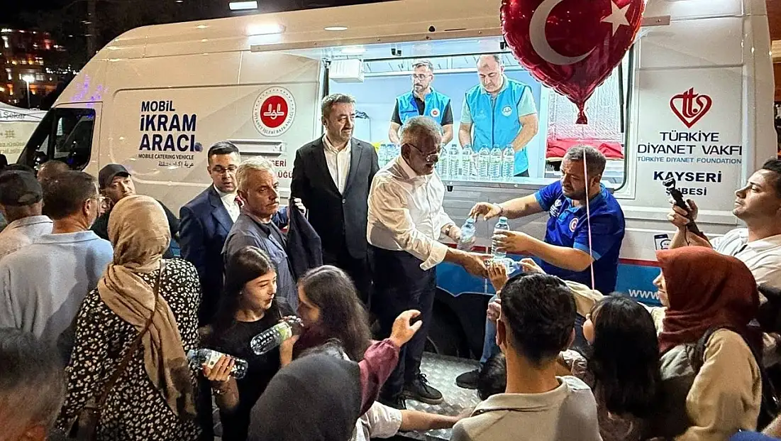 TDV'nin mobil ikram aracı Cumhuriyet Meydanı'nda hizmet verdi