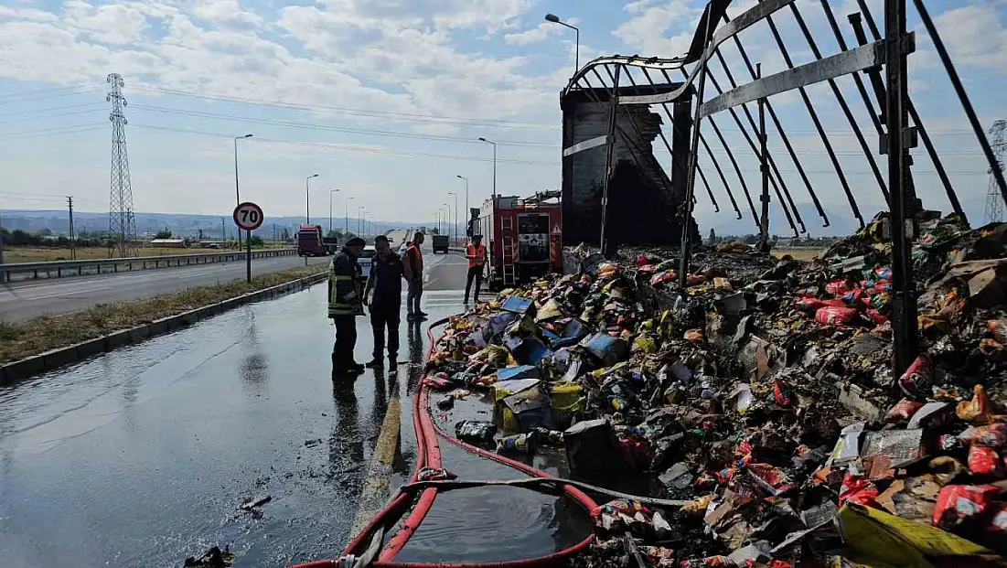 Kayseri'de cips yüklü tırın dorsesi yandı