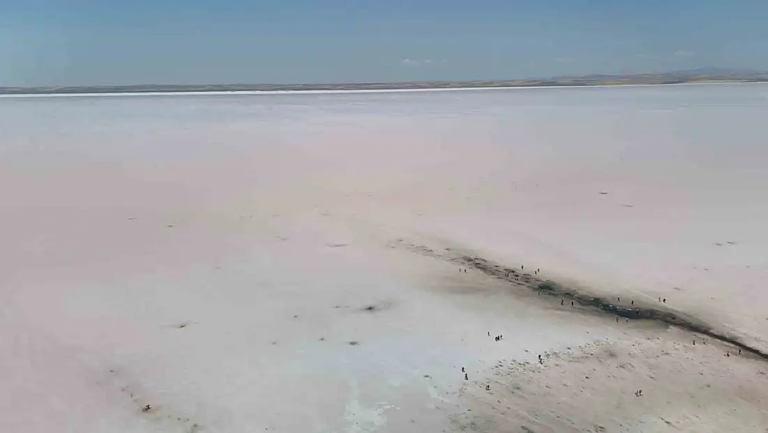 Tuz Gölü pembe renge büründü yüzlerce turist bölgeye akın etti!