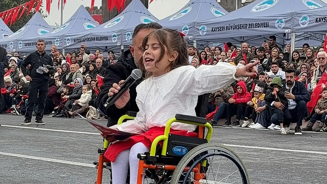 Vali Çiçek’ten 29 Ekim kutlamalarında dikkat çeken ilgi! Yürekleri ısıttı