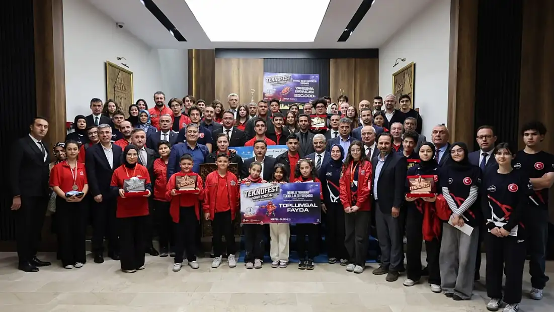 Vali Çiçek’ten başarılı öğrenci ve öğretmenlere tebrik