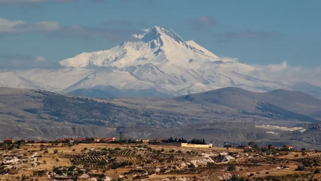 Yaz geldi ama Erciyes'te kış bitmedi! Zirvedeki kar kalınlığı şaşırttı