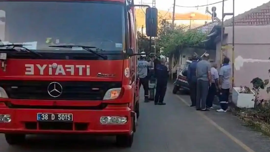 Yol bir anda çöktü! Park halindeki otomobil göz açıp kapayıncaya kadar kayboldu