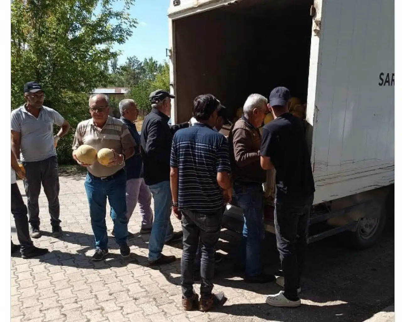 Kayseri'nin o ilçesinde her hafta ücretsiz meyve dağıtılıyor