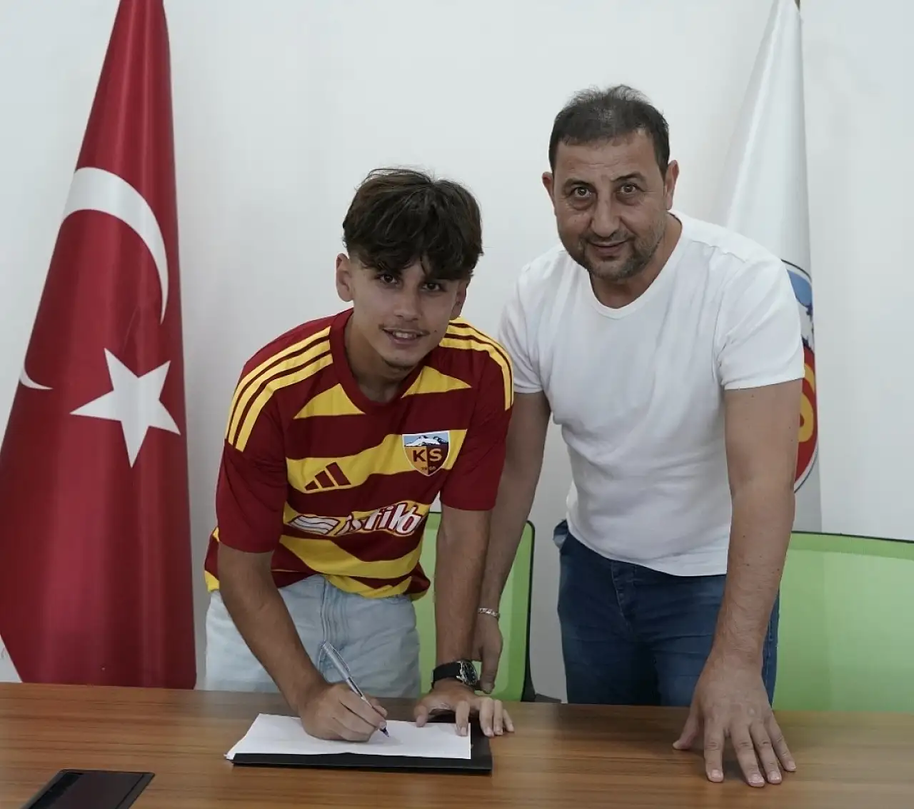 Kayserispor'dan genç oyuncuya büyük adım