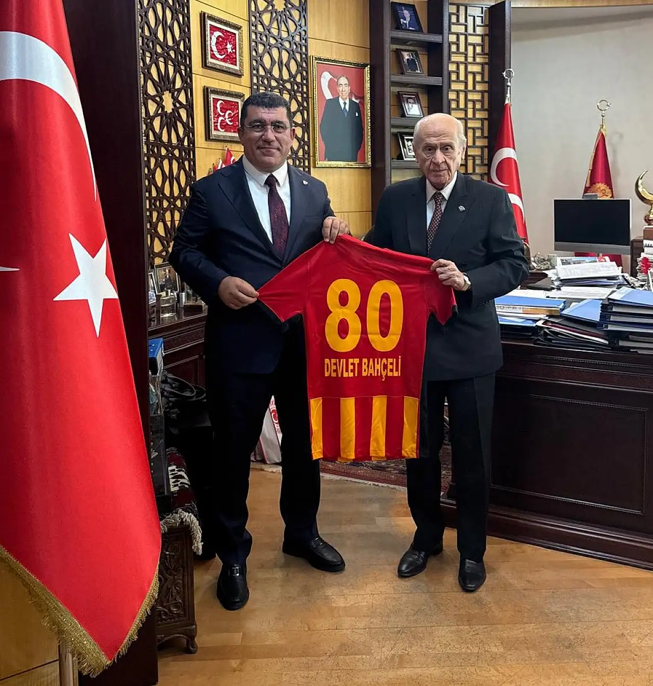 Kayserispor'dan Devlet Bahçeli'ye ziyaret ve forma hediyesi...