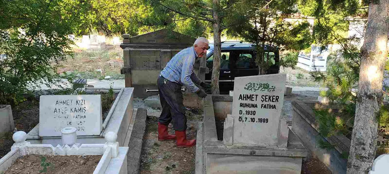 Yahyalı Belediyesi Personelinden Örnek davranış: Aile Kabristanlıklarını Temizleyip Dualarını Ettiler