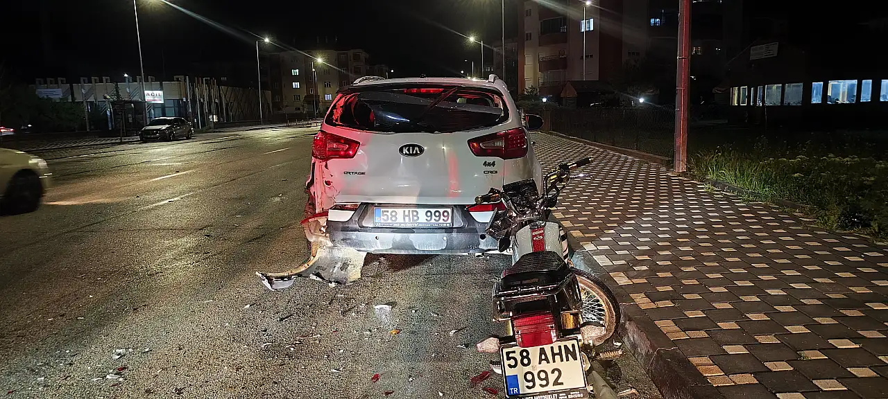 Sivas'ta park halindeki cipe çarpan motosiklet sürücüsü hayatını kaybetti